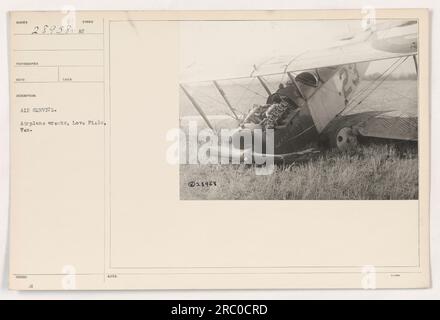 Cette photographie montre une collection d'épaves d'avions à Love Field, Texas. Il a été pris pendant la première Guerre mondiale et est classé dans le Service aérien. L'image donne un aperçu des conséquences des accidents d'avion et de l'étendue des dommages subis pendant les activités d'entraînement militaire. Banque D'Images