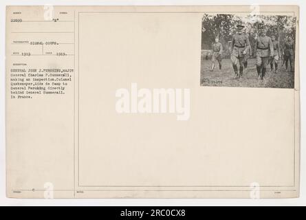 Le général John J. Pershing et le major général Charles P. Summerall sont vus inspecter une zone militaire en France en 1919. Le colonel Quekemeyer, aide de camp du général Pershing, est directement derrière le général Summerall sur la photo. Cette image est marquée comme numéro 22899 dans la collection, prise par le signal corps en 1919. Banque D'Images