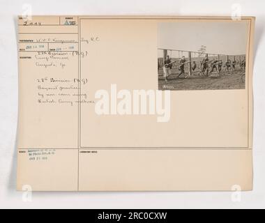 Des sous-officiers de la 28e division au camp Hancock à Augusta, en Géorgie, participent à la pratique de la baïonnette en utilisant des techniques empruntées à l'armée britannique. La photographie a été prise en janvier 1918 par le photographe St. H. P. Kingsmore, SIG. R.C., et a été reçu et publié par la Division de la photographie le 26 janvier 1918. Banque D'Images