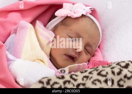 Nouveau-né fille caucasienne dormant parmi les tissus Banque D'Images