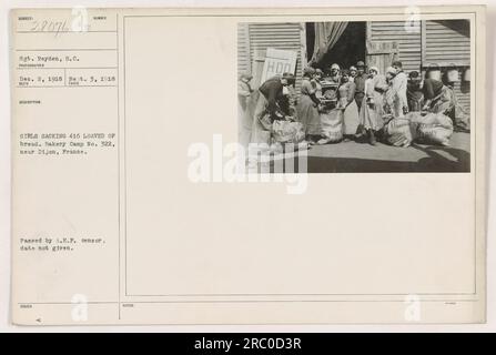 Un groupe de soldats est montré sur la photographie au camp de boulangerie n ° 322, près de Dijon, en France pendant la première Guerre mondiale. Les soldats, y compris le sergent Reyden, participent au système de mise à sac de 416 miches de pain pour distribution. L'image a été prise le 3 septembre 1918 par un photographe nommé S.C. Reyden, et il a été approuvé et adopté par le censeur de l'A.E.P. Les efforts des soldats dans le cadre des opérations de boulangerie de l'armée ont été cruciaux pour fournir de la nourriture pendant la guerre. Banque D'Images