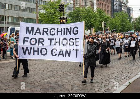 Marche pour ceux qui ne peuvent pas Les participants portant du ruban noir sur la bouche en l'honneur de personnes arrêtées, torturées ou tuées pour leur homosexualité. Banque D'Images