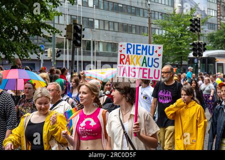 Riemu Rakkaus Taistelu. Participant tenant une pancarte à la main au défilé Helsinki Pride 2023 à Helsinki, Finlande. Banque D'Images