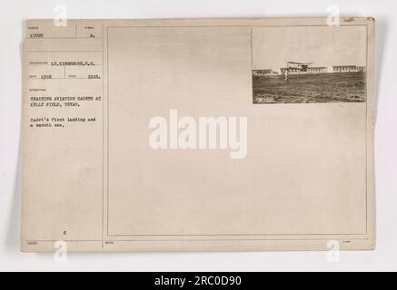 Les cadets de l'aviation à Kelly Field, au Texas, en 1918 reçoivent une formation. Cette photo montre un cadet effectuant avec succès son premier atterrissage. Le photographe est le lieutenant Kingsmore. Photo numéro 10020, prise en 1918. Banque D'Images