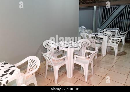 tables et chaises en plastique pvc polychlorure de vinyle pour événements Banque D'Images