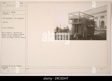 Le major Frank J. Griffin, responsable de la section des pigeons du signal corps, se tient devant un loft mobile de pigeons. Cette photographie a été prise le 6 octobre 1918 et publiée par le M.I.D. Censurer le 15 octobre 1918. En arrière-plan, on trouve des soldats et l'équipement du service Pigeon. Banque D'Images