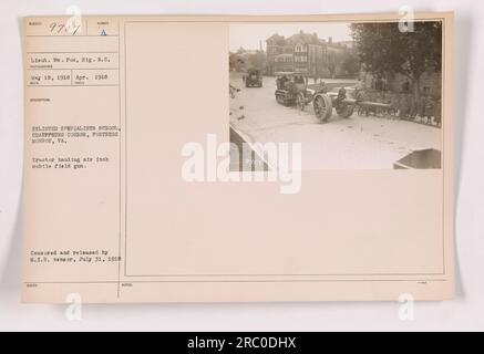 Enrôlé des spécialistes au cours de chauffeurs à Fortress Monroe, en Virginie, en utilisant un tracteur pour tracter un canon de campagne mobile de six pouces. Le lieutenant William Pox, signal corps, a pris cette photographie le 18 mai 1918. L'image a été censurée et publiée par la branche du renseignement militaire le 31 juillet 1918. Banque D'Images