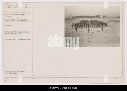 Sgt. J. L. McGarrigle participant à un exercice physique, étendant les armes à une signal corps School au Camp Meade, admirable, Maryland pendant la première Guerre mondiale. La photographie a été prise le 28 décembre 1918 et approuvée par le censeur du M.I.D. le 30 décembre 1918. (111-SC-31597, photographies des activités militaires américaines pendant la première Guerre mondiale) Banque D'Images