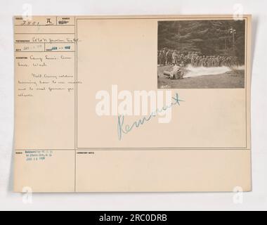 Les soldats de l'armée nationale au camp Lewis à American Lake, Washington, sont formés sur l'utilisation des masques à gaz et se préparent à de potentielles attaques au gaz allemandes pendant la première Guerre mondiale La photographie, prise en janvier 1918 par se N. Jackson, SIG REC, représente des soldats en formation. Banque D'Images