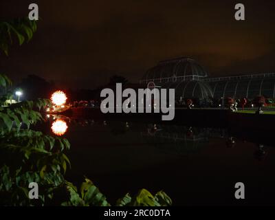 Soleil d'été, 2010, par Dale Chihuly, reflété dans le Palm House Pond dans le cadre de l'exposition Chihuly Nights à Kew Gardens, le 4 octobre 2019 Banque D'Images