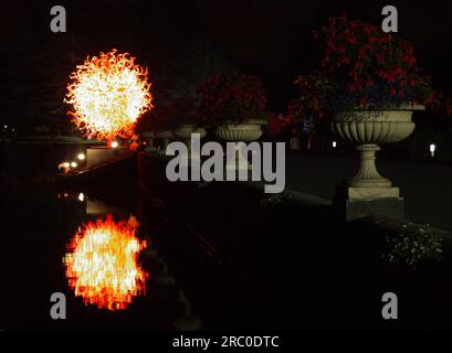 Soleil d'été, 2010, par Dale Chihuly, reflété dans le Palm House Pond dans le cadre de l'exposition Chihuly Nights à Kew Gardens, le 4 octobre 2019 Banque D'Images