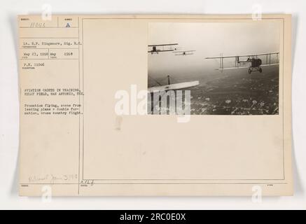 Les cadets de l'aviation en formation à Kelly Field, San Antonio, Texas, ont participé à des vols de formation. La photographie capture une scène de l'avion de tête d'une double formation lors d'un vol à travers le pays. L'image a été publiée le 3 juin 1918, sous le numéro A-01046 du photographe. Banque D'Images