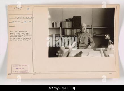 Cette photographie, prise le 18 avril 1918, montre le brigadier général Frederic V. Abbot, un ingénieur colonel et le commandant de poste de Washington Barracks à Washington, DC L'image a été prise par le lieutenant E.M. deBerri, du signal corps, et a été publiée par la division du War College le 2 mai 1918. Banque D'Images