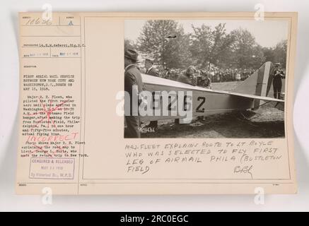15 mai 1918 : Major R.H. Fleet explique la route au lieutenant George L. Boyle alors qu'ils se préparent pour le premier service de courrier aérien entre New York et Washington, DC. Le Major Fleet venait de terminer le voyage de Bustleton Field à Philadelphie en une heure cinquante-cinq minutes de vol. Photo historique de Lt. B.M. deBerri, SIG.R.C. Banque D'Images