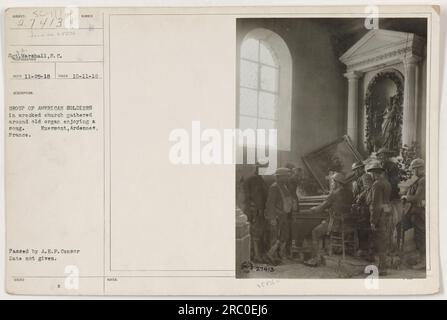 Des soldats américains à Exermont, en France, sont rassemblés autour d'un vieil orgue dans une église détruite, profitant d'une chanson. La photographie a été prise le 11 octobre 1918 et a été émise avec le sujet et les numéros de description 111-SC-27413 et SUBIECT SC-11 27413. La date de la censure et les autres notes émises ne sont pas fournies. Banque D'Images