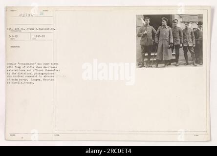 Sergent 1st Cl. Frank A. Walloek a capturé une image de « traînards » allemands à Longwy, en France. Ces traînards se sont présentés avec un drapeau blanc alors que les troupes américaines entraient dans la ville et s'offraient aux photographes de la division. La photo a été prise le 30 novembre 1918. Banque D'Images