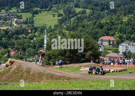 Sina Frei fait un tour avec une vue sur Krynica-Zdrój lors des Championnats d'Europe UEC VTT Elite 2023 - Jeux Européens - Cracovie/Kraków - Krynica-Zdrój Banque D'Images