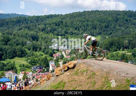 Pauline Ferrand Prevot en maillot arc-en-ciel en descente avec bûches - Championnats d'Europe UEC VTT Elite 2023 - Jeux européens - Cracovie/Kraków - Krynica Banque D'Images