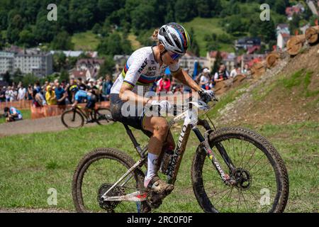 Championne du monde de France Pauline Ferrand Prevot en montée de gravier - UEC MTB Elite Championnats d'Europe 2023 - Jeux européens - Cracovie/Kraków - Krynica Banque D'Images