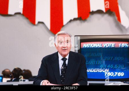 Walter Cronkite, radiodiffuseur américain - CBS News pendant la couverture de l'élection présidentielle 1980. Walter Leland Cronkite Jr. Était un journaliste américain qui a été présentateur pour CBS Evening News pendant 19 ans, de 1962 à 1981. Au cours des années 1960 et 1970, il a souvent été cité comme «l'homme le plus digne de confiance en Amérique» après avoir été nommé ainsi dans un sondage d'opinion. Cronkite a reçu de nombreux honneurs, dont deux Peabody Awards, un George Polk Award, un Emmy Award et en 1981 a reçu la médaille présidentielle de la liberté par le président carter. Photographie de Bernard Gotfryd Banque D'Images