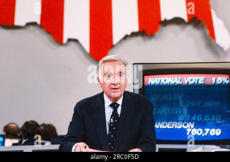 Walter Cronkite, radiodiffuseur américain - CBS News pendant la couverture de l'élection présidentielle 1980. Walter Leland Cronkite Jr. Était un journaliste américain qui a été présentateur pour CBS Evening News pendant 19 ans, de 1962 à 1981. Au cours des années 1960 et 1970, il a souvent été cité comme «l'homme le plus digne de confiance en Amérique» après avoir été nommé ainsi dans un sondage d'opinion. Cronkite a reçu de nombreux honneurs, dont deux Peabody Awards, un George Polk Award, un Emmy Award et en 1981 a reçu la médaille présidentielle de la liberté par le président carter. Photographie de Bernard Gotfryd Banque D'Images