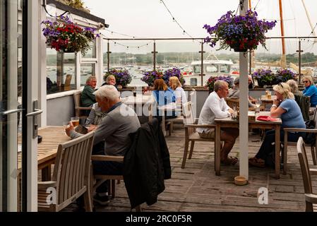 Hugh Town, St Marys, Scilly Isles, Royaume-Uni. 10 juin 2023. Clients buvant et mangeant dans un restaurant au bord de l'eau à Hugh Town sur l'île St Marys, Scillie Banque D'Images