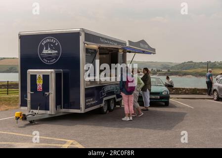 Summercove, Kinsale, comté de Cork, Irlande. 9 juin 2023. Les vacanciers font la queue pour du Fish and chips à partir d'une remorque de restauration mobile à Summercove Southern I Banque D'Images