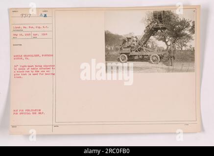 Cette photographie montre un projecteur mobile dans la forteresse Monroe, va pendant la première Guerre mondiale. Le mât léger de 36 pi est surélevé à l'aide d'un câble attaché à un treuil actionné par un seul moteur utilisé pour le transport du tombereau. Cette image a été prise le 18 mai 1918 par le lieutenant WN. Fox, signal corps. Banque D'Images