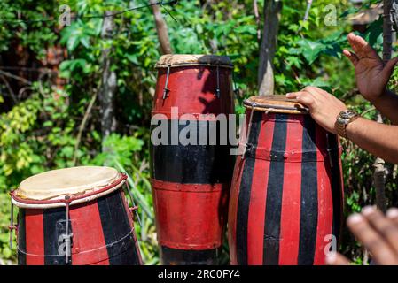 L'atabaque brésilien est joué par les mains d'un musicien. Sensation de puissance et de vitesse. Rythme constant. Acupe, Santo Amaro, Bahia. Banque D'Images