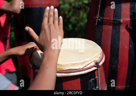 L'atabaque brésilien est joué par les mains d'un musicien. Sensation de puissance et de vitesse. Rythme constant. Acupe, Santo Amaro, Bahia. Banque D'Images