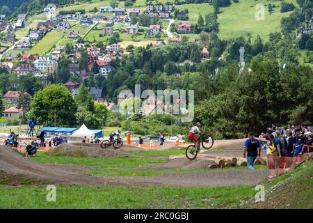 Le coureur polonais Klaudia Cichocka saute par-dessus les bûches lors des Championnats d'Europe UEC MTB Elite 2023 - Jeux européens - Cracovie/Kraków - Krynica-Zdrój Banque D'Images