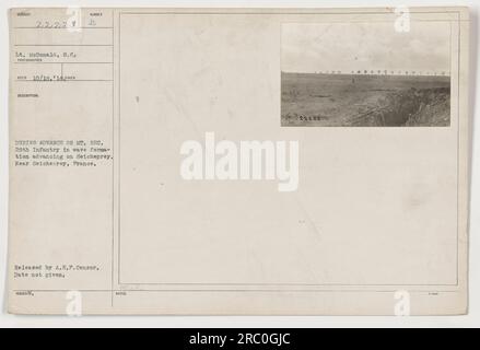 Sur cette photographie, prise par le lieutenant McDonald le 18 octobre 1918, on peut voir le 28th Infantry avancer sur Seicheprey en formation de vagues pendant l'offensive alliée sur Mount sec. La photographie a été publiée par l'A.E.P. Censurer, mais la date exacte de sa sortie est inconnue. Mo.a. RI. » Banque D'Images