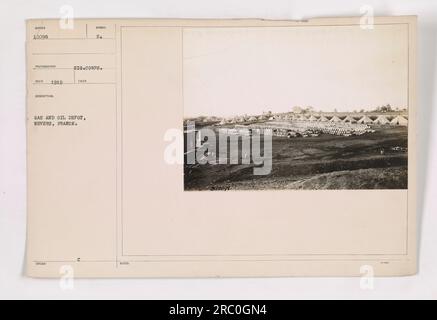 Dépôt de gaz et de pétrole à Nevers, France pendant la première Guerre mondiale Cette photographie, étiquetée 111-SC-10098, a été prise par le photographe Huber en 1919. Le dépôt est étiqueté avec un symbole pour le corps de signal. Aucune note ou détail supplémentaire n'est fourni. Banque D'Images