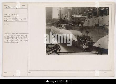 Le soldat Kelly, s.c. a pris cette photographie le 26 février 1919, montrant le U Boat 155 allemand se rendant aux Britanniques. Le U Boat est vu stationné à côté du British Mystery Ship, H.M.S. 'Suffolk Coast', amarré à St. Katherine's Dock à Londres, Angleterre. Cette image a été publiée avec les notes suivantes : 41007. Banque D'Images