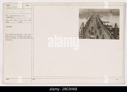 Des soldats de la 5e artillerie de campagne, 1e division, sont vus traversant un pont sur le Rhin entre Coblenz et Rhrenbreistein, en Allemagne. La photographie, prise le 26 février 1919 par le soldat Brotherhood, S.C., montre les activités militaires pendant la première Guerre mondiale. Cette image fait partie de la collection 111-SC-40992. Banque D'Images