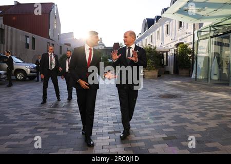 Vilnius, Lituanie. 11 juillet 2023. Le Premier ministre britannique Rishi Sunak, à gauche, discute avec le chancelier allemand OLAF Schotz, à droite, alors qu'ils marchent ensemble au gala d'ouverture du sommet de l'OTAN, le 11 juillet 2023 à Vilnius, en Lituanie. Crédit : Simon Dawson/Simon Dawson/No 10 Downing Street/Alamy Live News Banque D'Images