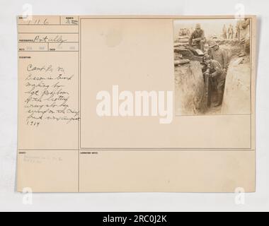 Soldats à Camp Lee, Virginie, assistant à une leçon de fabrication de tranchées dirigée par le sergent Rosebook de l'armée britannique. Le sergent Rosebook, qui a servi sur le front français depuis août 1914, partage son expertise avec les troupes américaines. Cette photographie a été prise en décembre 1917 et fait partie d'une collection intitulée « photographies des activités militaires américaines pendant la première Guerre mondiale ». Banque D'Images