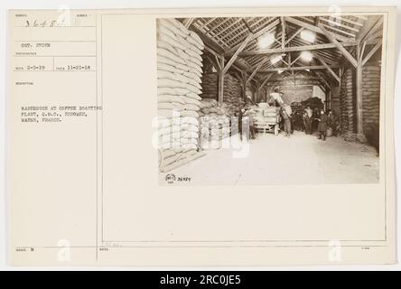 Le sergent Ryden, un photographe, a pris cette image le 21 novembre 1918, à l'usine de torréfaction du café d'Essomes, dans la Marne, en France. La photographie a été prise pour le corps des quartiers maîtres et plus tard publiée à l'entrepôt. Il est catalogué comme sujet 36484 avec des informations supplémentaires notées comme 222. Banque D'Images