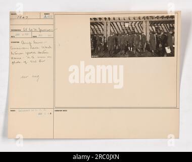 Des travailleurs du YMCA distribuent du matériel de lecture et des bonbons au personnel militaire dans un camp pendant la première Guerre mondiale. Photographie de 1917, prise par St. Ed In. Jovckson, et reçu le 2 janvier 1918. L'image montre des soldats américains à la Maison d'hôtes du YMCA, plus précisément de la 91e Division. Il s'agit de la photographie numéro A 62. La négative n'a pas été émise et elle a été remise au G.P.I. le 3 janvier 198. Des notes du laboratoire indiquent que cette image a été prise en 1947. Banque D'Images