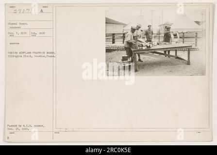 Les soldats peuvent être vus dans cette image à partir des photographies des activités militaires américaines pendant la première Guerre mondiale. Prise à Ellington Field, Houston, Texas en octobre 1918, la photo montre des soldats fabriquant des bombes d'entraînement d'avion. Cette image a été approuvée par le censeur du M.I.D. le 13 décembre 1918. Banque D'Images