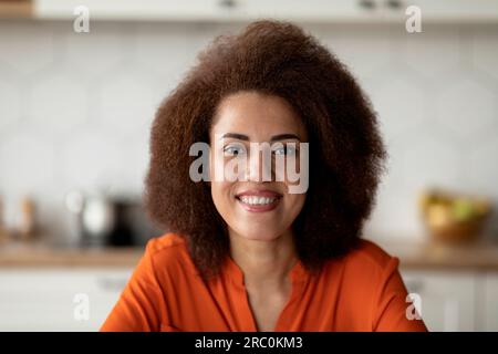 Gros plan Shot de jeune femme afro-américaine heureuse avec coiffure Bushy Banque D'Images