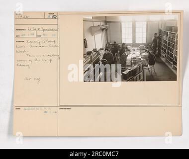 'L'image représente des dentistes effectuant des travaux dentaires sur les molaires d'un soldat. L'image est en noir et blanc et montre une vue claire de la procédure. Il a été pris en décembre 1917 au Camp Lewis, un camp d'entraînement à Washington. L'image fait partie d'un dossier du 2 janvier 1918.' Banque D'Images