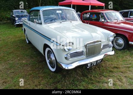 Une Sunbeam Rapier de 1960 stationnée au 48th Historic Vehicle Gathering, Powderham, Devon, Angleterre, Royaume-Uni. Banque D'Images