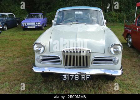 Une Sunbeam Rapier de 1960 stationnée au 48th Historic Vehicle Gathering, Powderham, Devon, Angleterre, Royaume-Uni. Banque D'Images