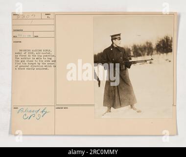 Soldat opérant un fusil Browning machine, modèle de 1918, en position de hanche pendant la première Guerre mondiale Ce fusil refroidi à l'air permettait au soldat de viser en l'enlacant près de son côté et en s'appuyant sur son sens de la direction générale. Photo prise le 25 février 1918. Banque D'Images