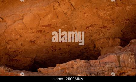 Explorez les merveilles antiques de la grotte de Manda Guéli dans les montagnes Ennedi, au nord-est du Tchad, révélant l'art rupestre du Sahara et des pétroglyphes complexes Banque D'Images