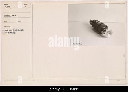 Un photographe de signal corps a capturé cette image, étiquetée comme #12,983. La photographie représente une bague radio, un appareil de signalisation utilisé pendant la première Guerre mondiale. La photographie fait partie de la collection de photographies de American Military Activities et a été prise avec un appareil de signal corps. Banque D'Images