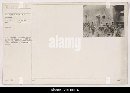 Arthur Furst du corps des signaux est photographié ici avec d'autres membres de la 308e compagnie de mitrailleuses de la 78e division. Ils peuvent être vus fiers après avoir été applaudis pour avoir capturé des prisonniers allemands à Limey, Meurthe et Moselle, France. Cette photo a été prise le 12 mars 1919. Banque D'Images