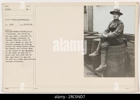 La photographie montre le soldat Frank Savicki de CO Infanterie de la 3e division, faite prisonnière par les Allemands au sud-est de Château Thierry, au sud de la Marne le 23 juillet 1918. Il s'est échappé de l'autre côté de la frontière suisse après avoir été retenu captif pendant deux mois et quinze jours. Savicki a ensuite été gardé à Laon pendant un mois avant d'être envoyé à l'arrière, où il a été mis à travailler dans une ferme avec plusieurs prisonniers russes. La photo a été prise par le sergent C.F. Mace.S.C. le 20 octobre 1918. Symbole émis : EA. Légende notes numéro de référence : 27490. Banque D'Images