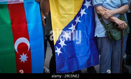 Izmir, Turquie. 11 juillet 2023. 8 372 personnes qui ont perdu la vie dans le génocide de Srebrenica, en Bosnie-Herzégovine, pendant la guerre civile yougoslave, ont été commémorées par un événement organisé à Izmir à l’occasion du 28e anniversaire du génocide de Srebrenica. L’événement commémoratif, organisé en coopération avec la municipalité de Konak et l’Association macédonienne des immigrants Izmir Gultepe, s’est terminé par la diffusion d’œillets sur la mer après le communiqué de presse. Crédit : İdil Toffolo/Alamy Live News Banque D'Images